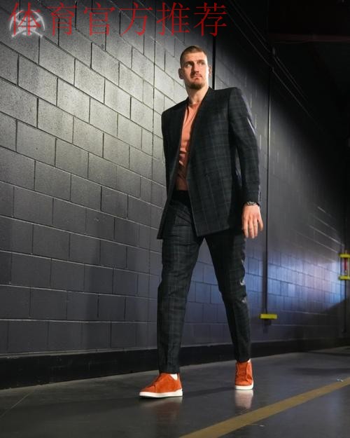 西装暴徒！掘金官媒晒约基奇入场穿搭照：迎接约基奇时刻